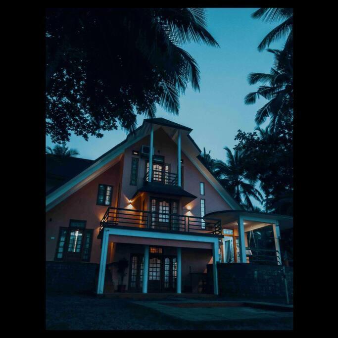 Baywatch By Grha - A Picturesque Beachfront Villa Кожикоде Экстерьер фото