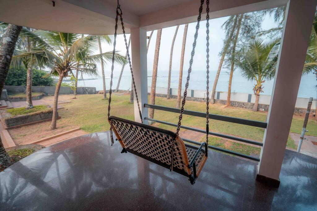 Baywatch By Grha - A Picturesque Beachfront Villa Кожикоде Экстерьер фото